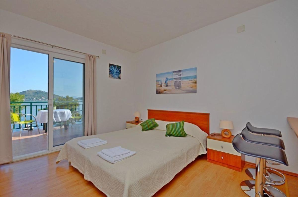 Apartments Luka Uble エクステリア 写真